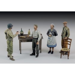 U.S. soldier who drinks with civilians (1/35) 