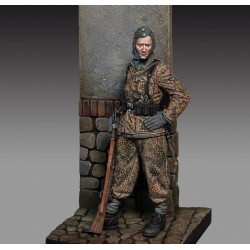 Waffen SS Grenadier with rifle (1/35 scale)