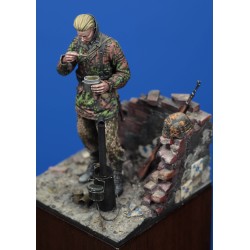 German SS soldier eating - WWII 'with base' (1/35 scale)