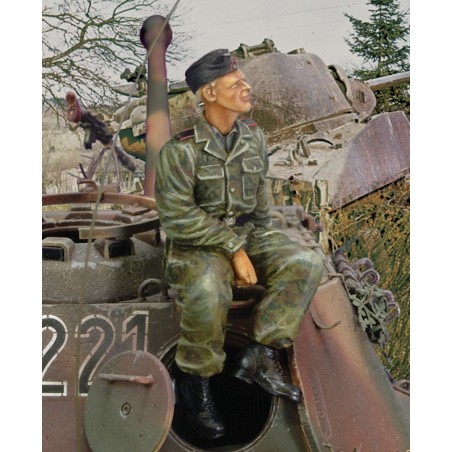 Waffen SS tanker sitting on turret - WWII (1/35)