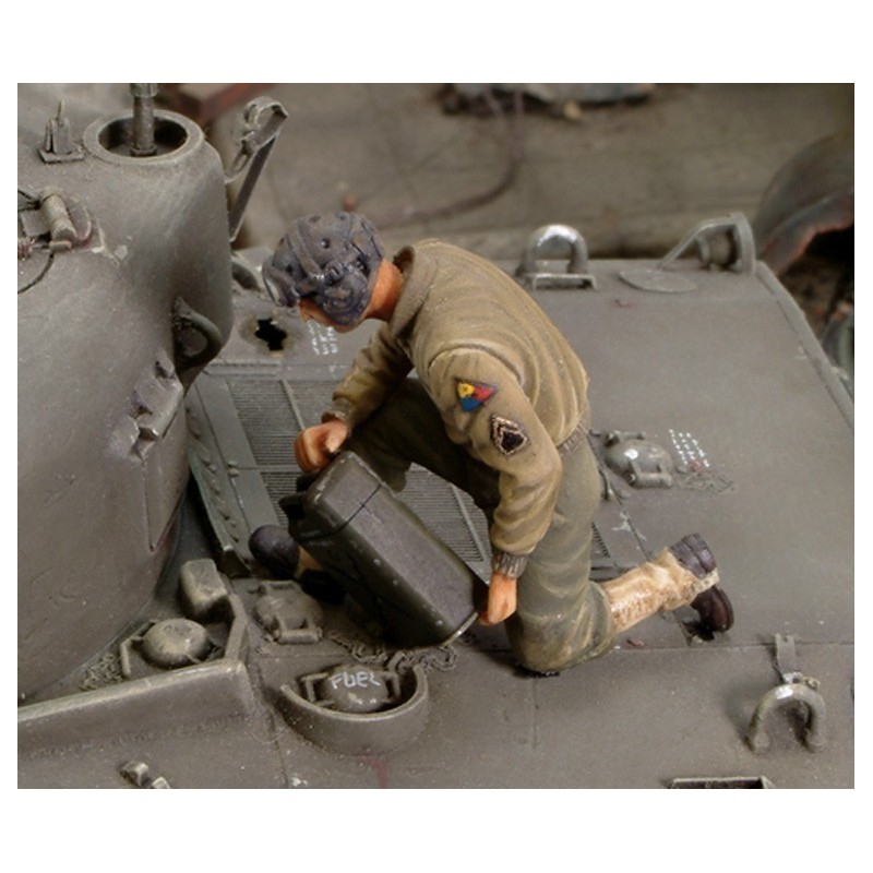 U.S. CREW member refuelling tank - WWII (1/35) 
