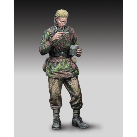 German SS soldier eating - WWII (1/72 scale)