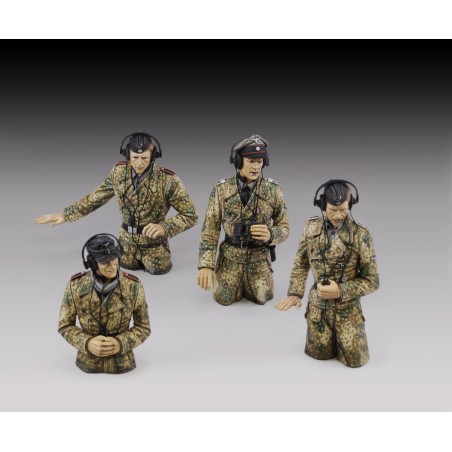 German tank crew in pit dot - WWII (1/72 scale)