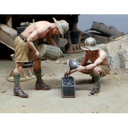Italian soldiers battery maintenance (1/35)