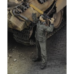 German soldier loading ammo WWII (1/35 scale)