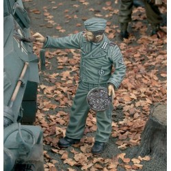 German tanker getting mud-camouflage - WWII (1/35)