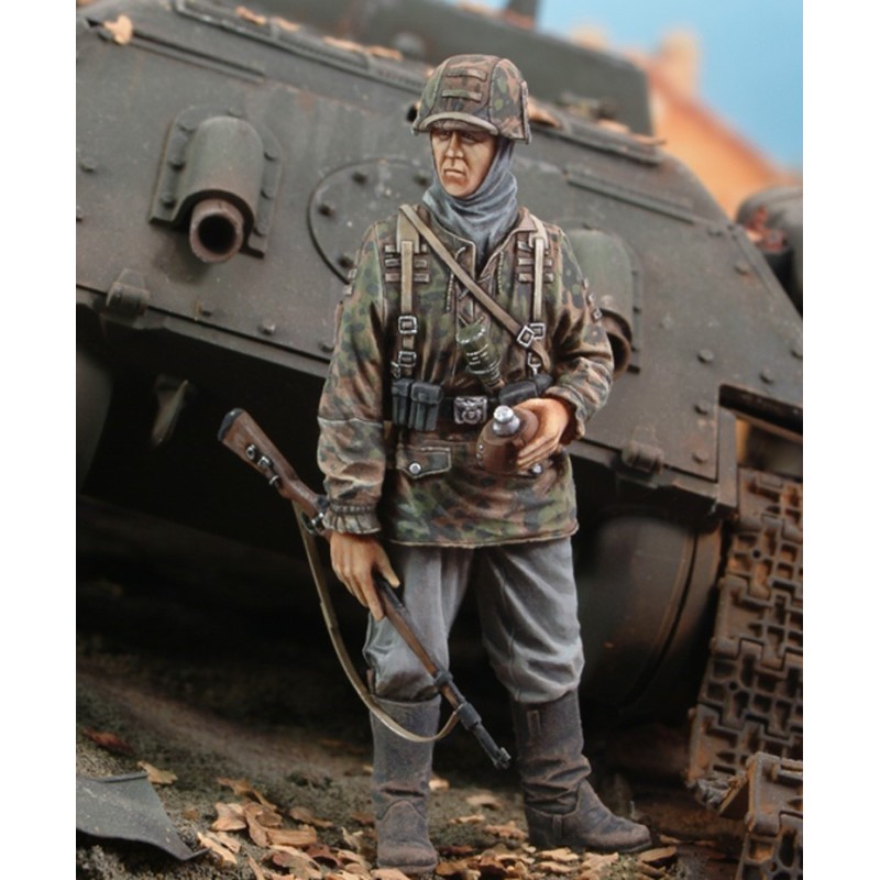 Royal Model 1/72 German Waffen-SS Tanker Standing Hands behind the Back WWII 895 