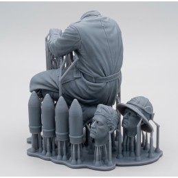 Italian WWII soldiers in North Africa, loading 100/17 100mm artillery shells-3 figs (1/35 scale)
