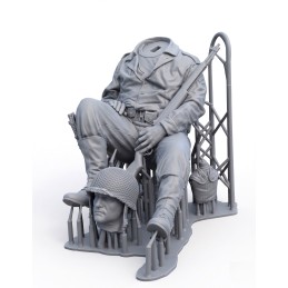U.S. soldier at rest - with base (WWII) (1/35 scale)
