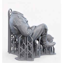 U.S. soldier at rest - with base (WWII) (1/35 scale)