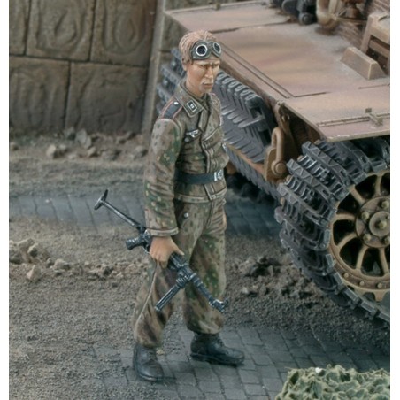 SS-Unterscarfuhrer with MP - 40 WWII (1/35) 