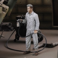 Soldier spray painting 