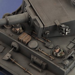 German tank crew in winter dress  - WWII (1/35 scale)