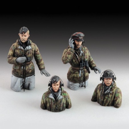 German tank crew in winter dress  - WWII (1/35 scale)