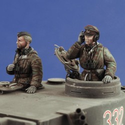 German tank crew in winter dress  - WWII (1/35 scale)