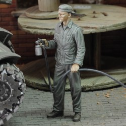 Soldier spray painting (1/48 scale)