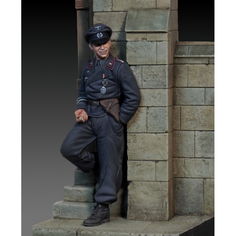 German tanker with arms backward WWII (1/35 Scale) German tanker with arms backward WWII (1/35 Scale)