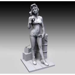 Garage girl (1/35 scale)
