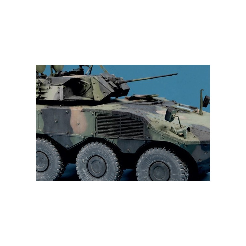 Kit Modellismo 1:35 Veicolo Blindato Medio VBM 8x8 Freccia &ndash; Esercito Italiano Trumpeter