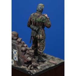 German SS soldier eating - WWII 'with base' (1/35 scale)