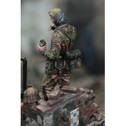 German SS soldier eating - WWII 'with base' (1/35 scale)