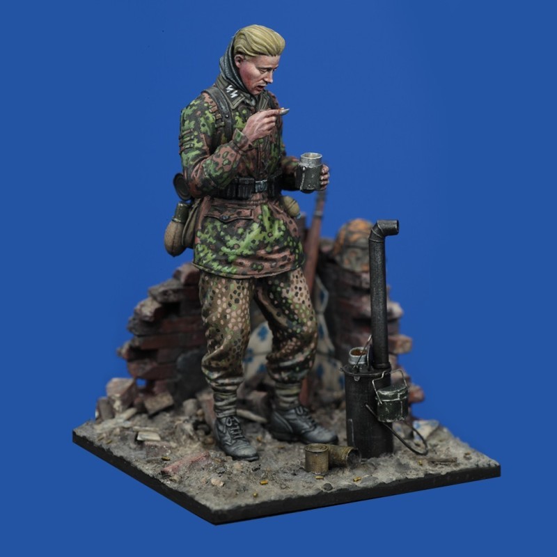 German SS soldier eating - WWII 'with base' (1/35 scale)