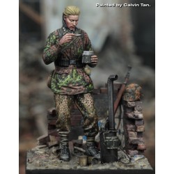 German SS soldier eating - WWII 'with base' (1/35 scale)
