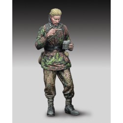 German SS soldier eating - WWII (1/35 scale)