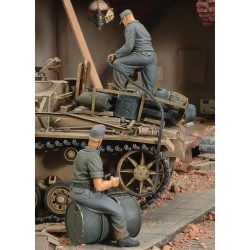 German crew refuelling tank - WWII (1/35)