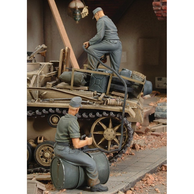 German crew refuelling tank - WWII (1/35) German crew refuelling tank - WWII (1/35)