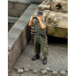 Waffen SS tanker "looking through binoculars" WWII (1/35) 