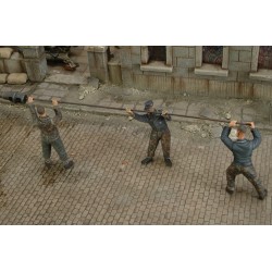 German tankers cleaning gun barrel - WWII (1/35)