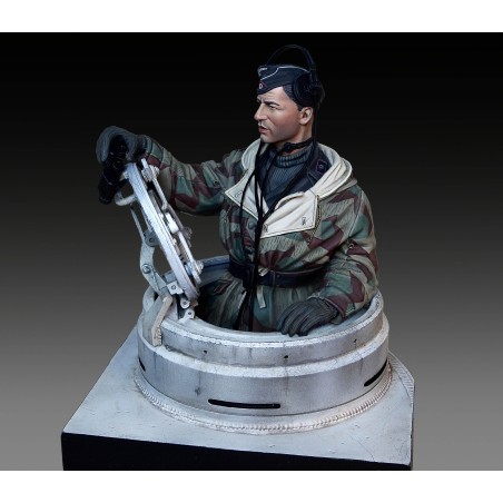 German tanker in winter dress with Tiger I Early cupola (1/16 scale)