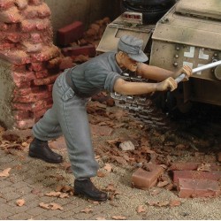 German tanker "cranking up" - WWII (1/35) 