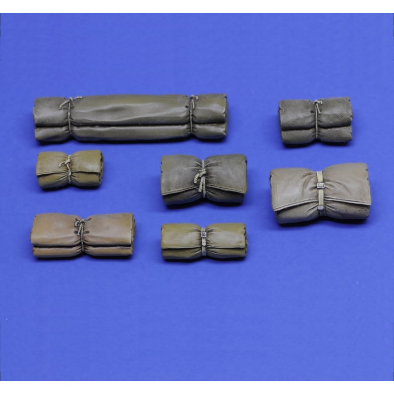 Tentpacks and bedrolls part 1 (1/16 scale)