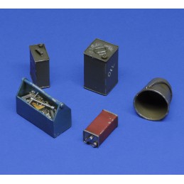 Toolbox, oil cans and bucket (1/16 scale)