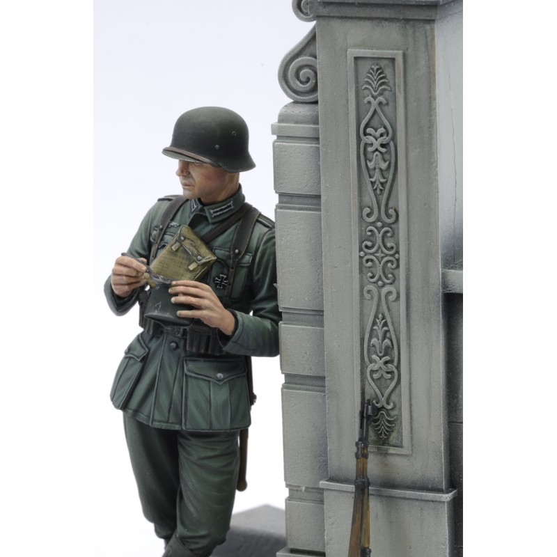 75mm German soldier eating - WWII 