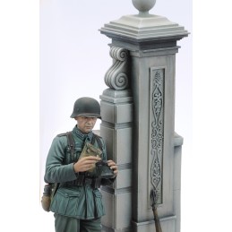 German soldier eating - WWII (75 mm)