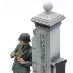 German soldier eating - WWII (75 mm)