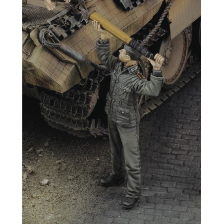 German soldier loading ammo WWII (1/35 scale)