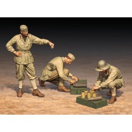 Italian WWII soldiers in North Africa, loading 100/7 100mm artillery shells-3 figs (1/35 scale)