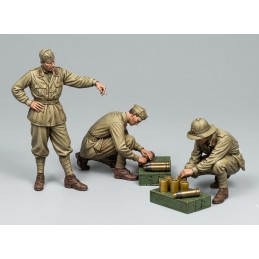 Italian WWII soldiers in North Africa, loading 100/17 100mm artillery shells-3 figs (1/35 scale)