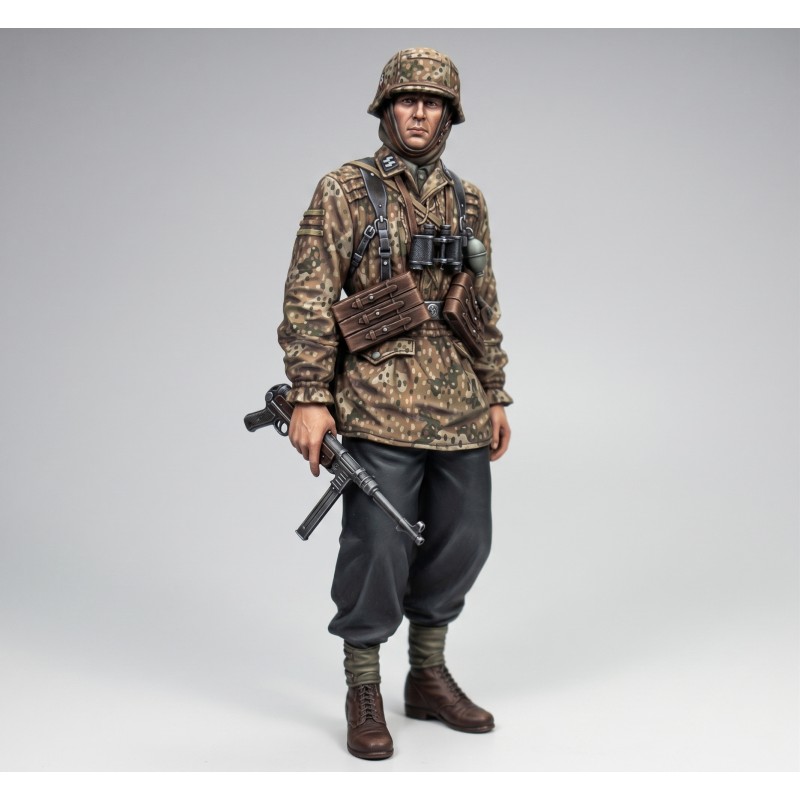 German SS soldier with MP 40-WWII  (1/16 scale)
