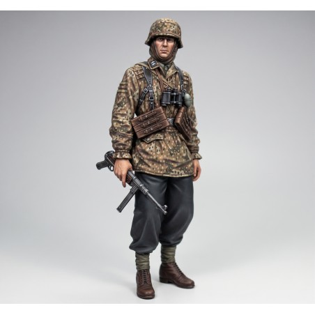 German SS soldier with MP 40-WWII  (1/16 scale)
