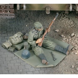 German soldier cleans up his rifle - WWII (1/35)