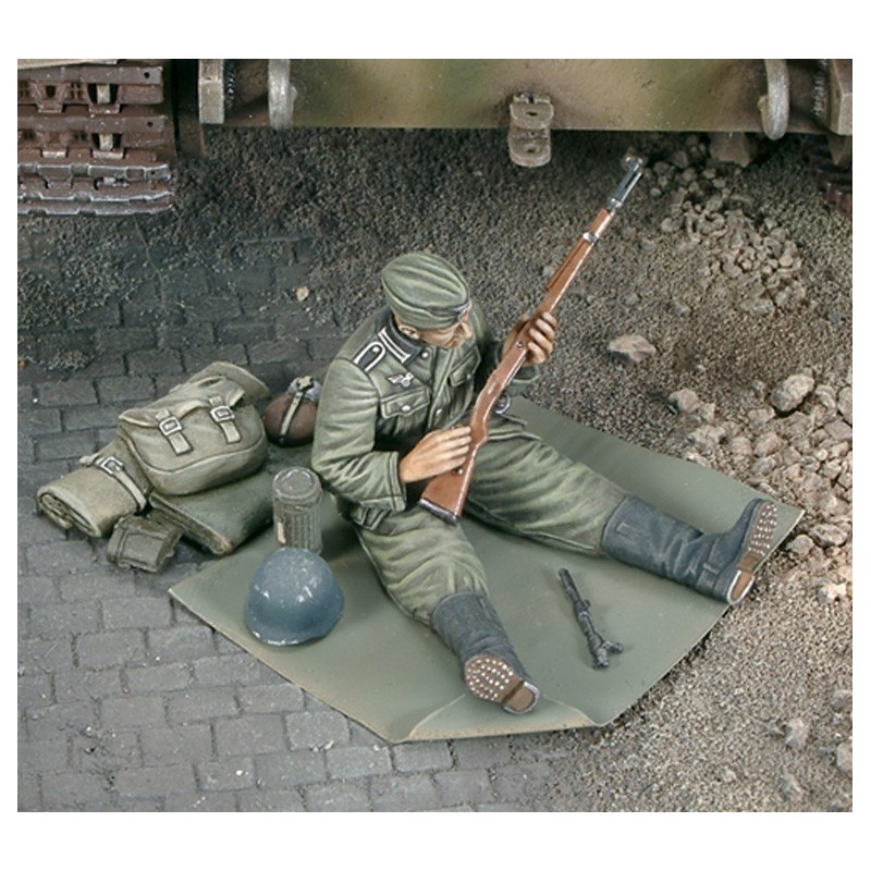 German soldier cleans up his rifle - WWII (1/35) German soldier cleans up his rifle - WWII (1/35)
