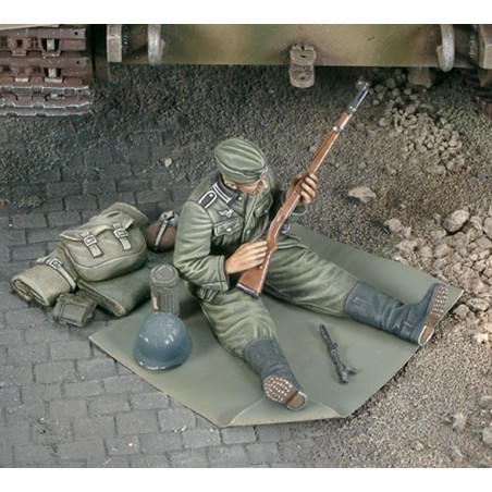 German soldier cleans up his rifle - WWII (1/35)