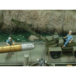 U.S. sailors loading torpedo - WWII (1/35)