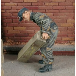 King Tiger crewman with Italian Camouflage (1/35)