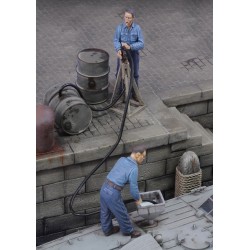 Men refuelling (1/35) 